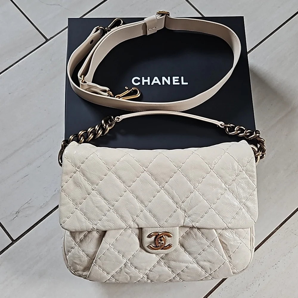 CHANEL 14S Flap Bag Crossbody Cream Leather Gold Chain CC Logo w/Box + Card - Picture 1 of 16